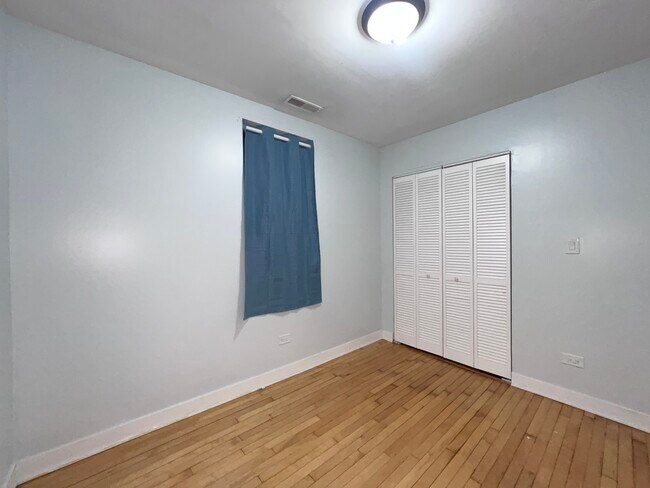 Building Photo - 1119 W 72nd St