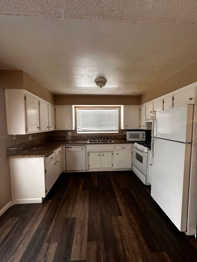 Building Photo - 6004 Hill Dale Ct