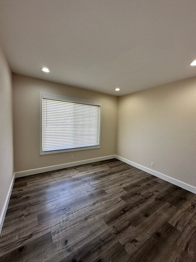Building Photo - Costa Mesa Upgraded 4 bed 2 bath House in Prime location