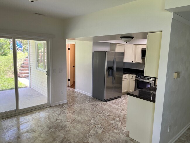 Building Photo - 12087 S Sherman Lake Dr