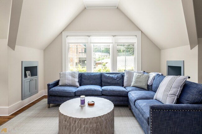 Building Photo - 3312 W Shadowlawn Ave NE