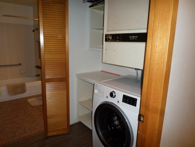 Building Photo - The Boardwalk in La Jolla 2 bdr 2 bath 3 floor!