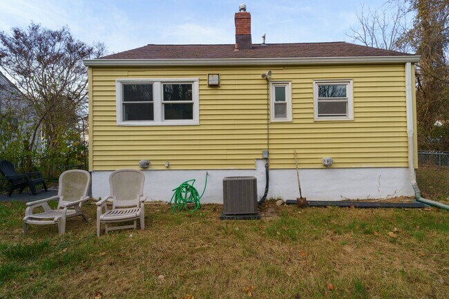 Building Photo - Quaint 2 Bedroom 2 Bath Cottage Style Home Near Rock Creek in Bethesda
