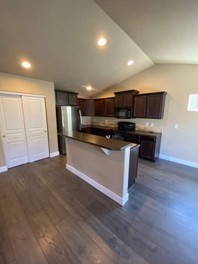Building Photo - Newer NE Home, Gas Heat & A/C, All Applian...