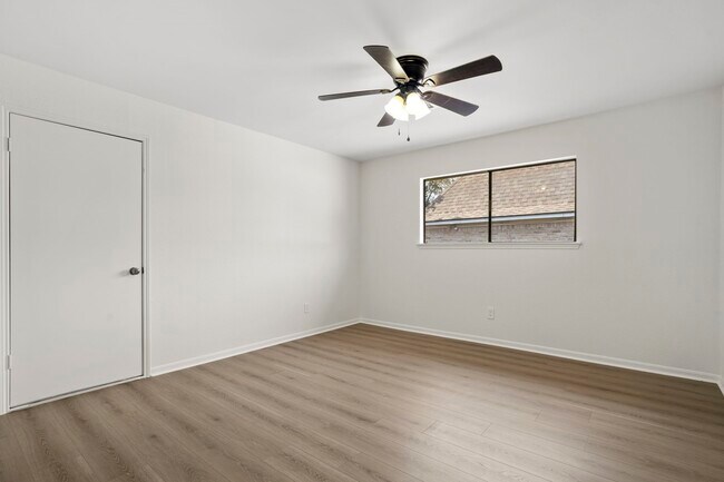 Building Photo - 3223 Country Club Blvd