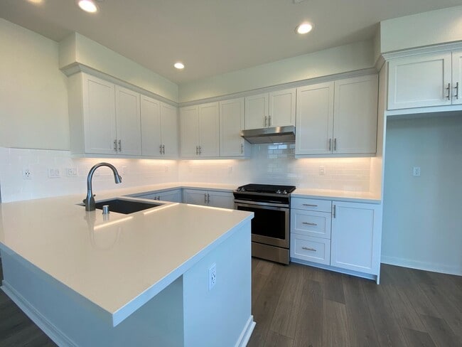 Building Photo - 2 BEDROOM HOME FOR LEASE IN IRVINE