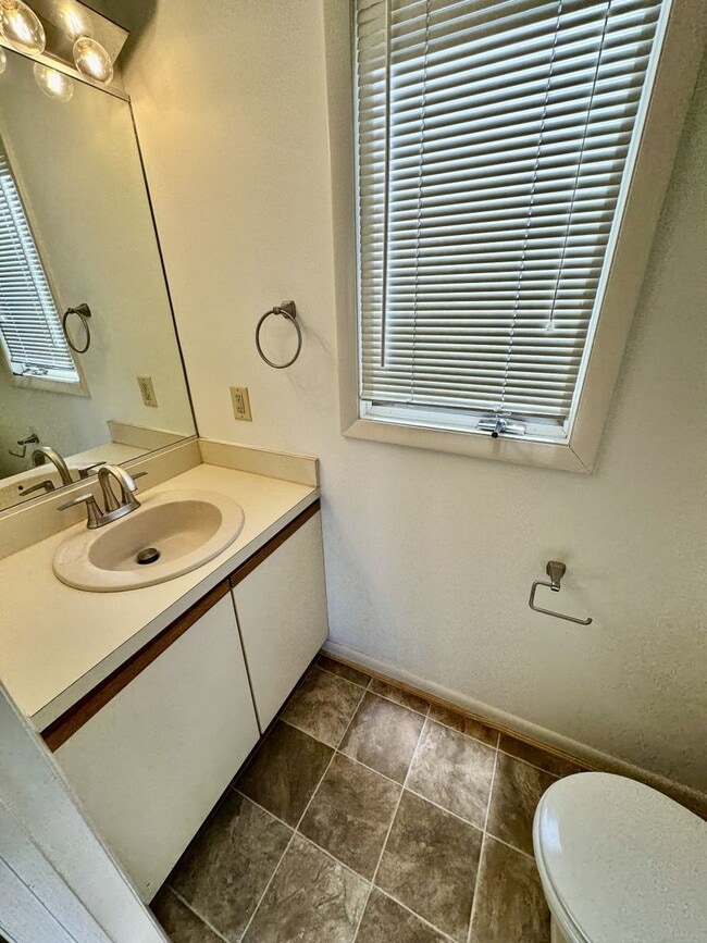 Building Photo - LYNNHAVEN SHORES - Starfish Condo