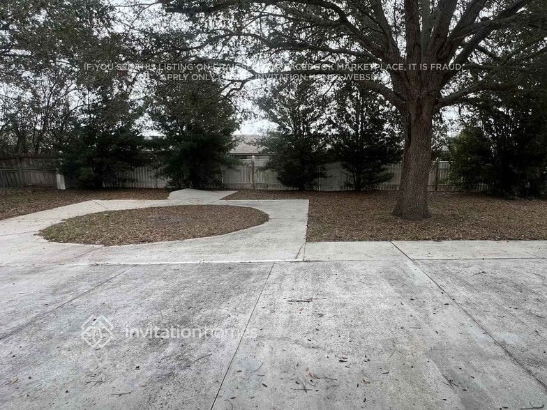 Building Photo - 423 Woodview Dr