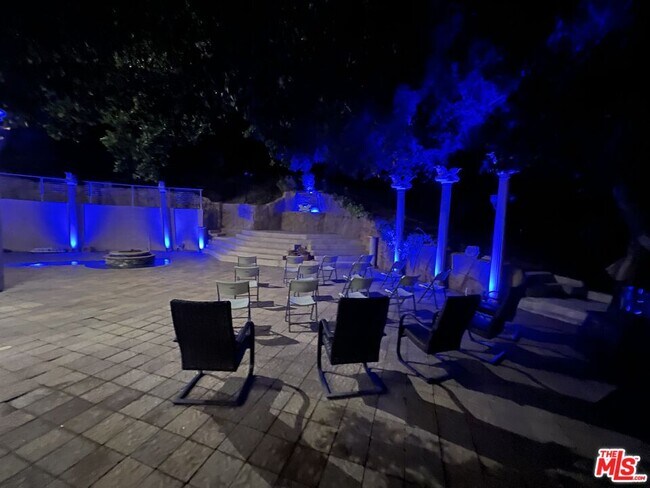 Building Photo - 3889 Old Topanga Canyon Rd