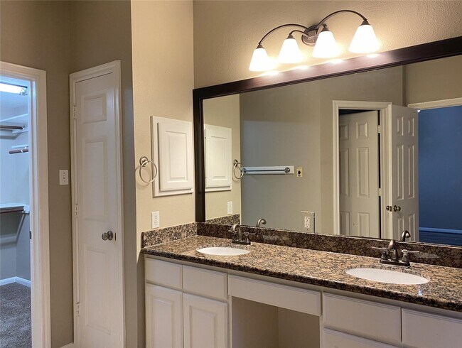 Building Photo - 7710 Misty Fern Ct