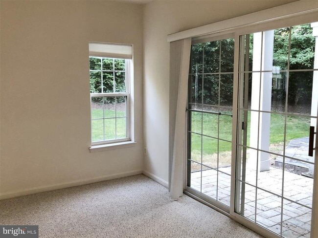 Building Photo - 1981 Logan Manor Dr