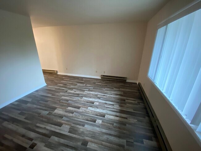 Building Photo - 1701 Lakeway Dr