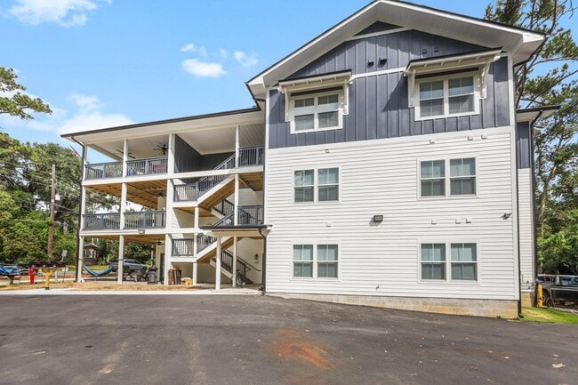 Building Photo - 1720 Airport Dr