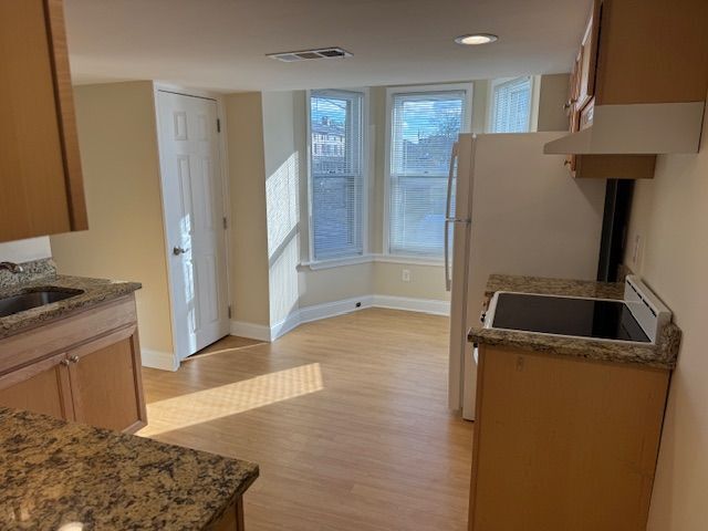 Building Photo - 404 W State St