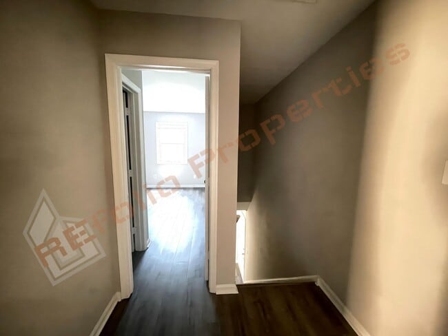 Building Photo - Carpetless 2 BD 2.5 Bath 2 Story Quadplex ...