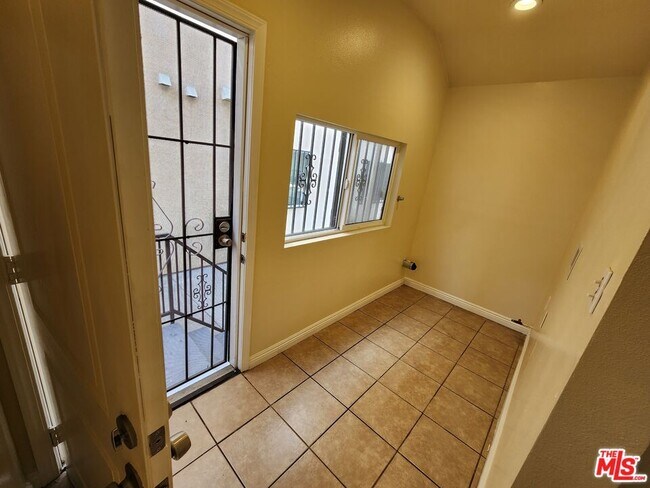 Building Photo - 750 E 40th Pl