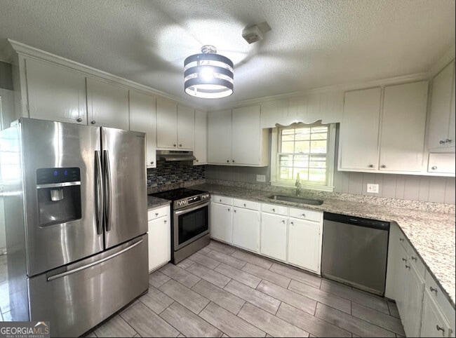 Building Photo - 427 Meadowlark Dr