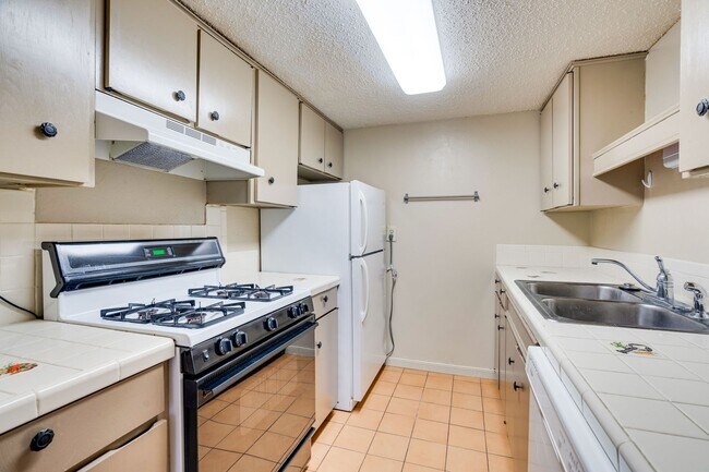Building Photo - DOWNTOWN MID RISE - 1BD/1BA -  ALL BILLS PAID - GATED - RESERVED PARKING - $1395