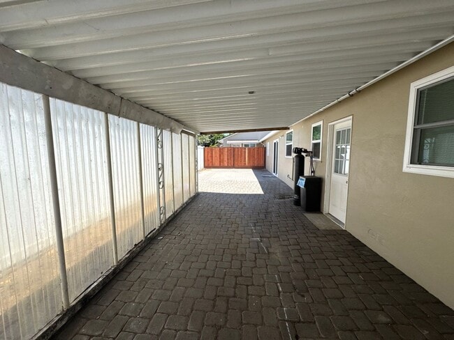 Building Photo - 209 E Laurel Dr