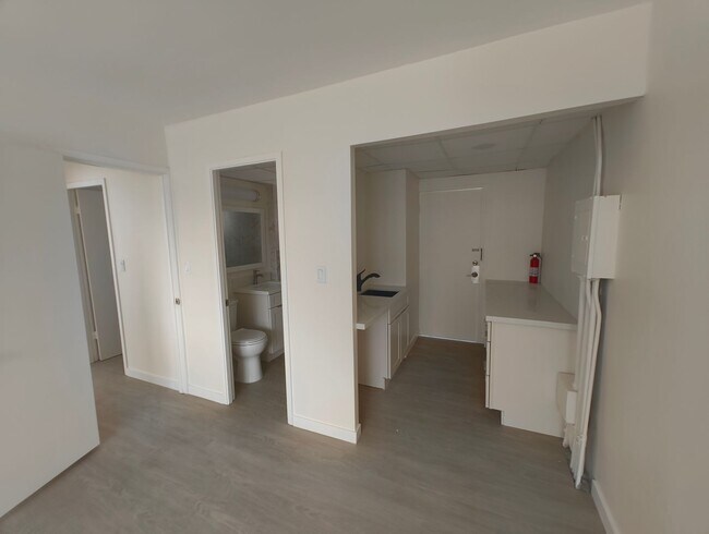 Building Photo - 2bd 2ba in Waikiki – Available Now!