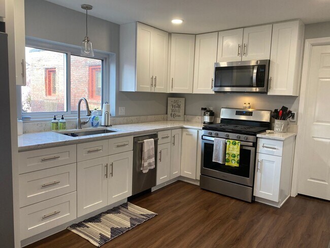 Building Photo - NEWLY RENOVATED 2 BEDROOM IN THE HEART OF SOUTHSIDE!