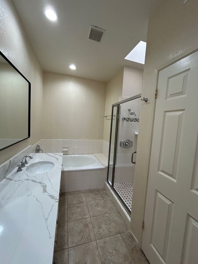 Building Photo - Bright, spacious townhouse located in UTC area, convenient to shopping and public transportation.