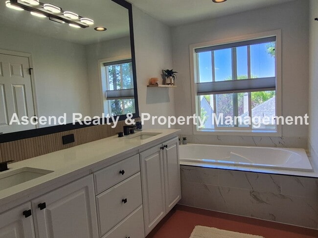 Building Photo - Outstanding 4bed+Office Bethany Area 2 Level Home Updated Throughout Available 6/22 or Sooner