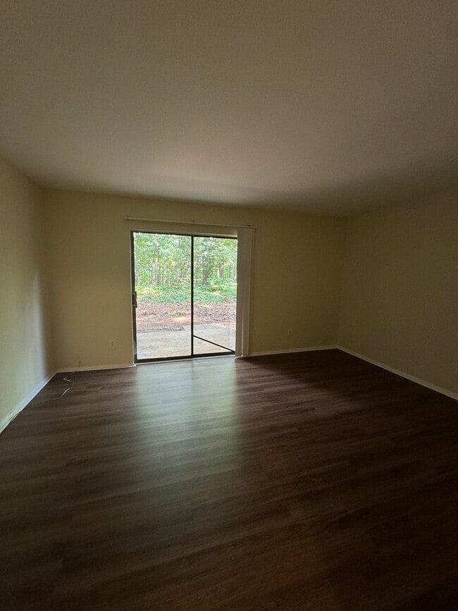 Building Photo - 2BR/1.5BA Townhome Style Apartment