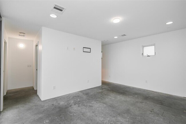 Building Photo - 3404 Home St