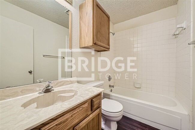 Building Photo - 905 Boxwood Dr