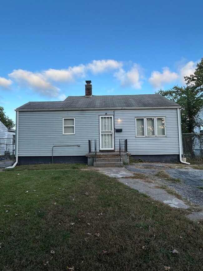 Primary Photo - 2 Bedroom Home with Bonus Rooms in West Gary