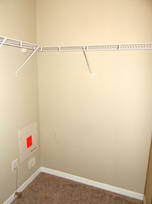 Building Photo - 3b / 2.5 bath  townhome in gated community