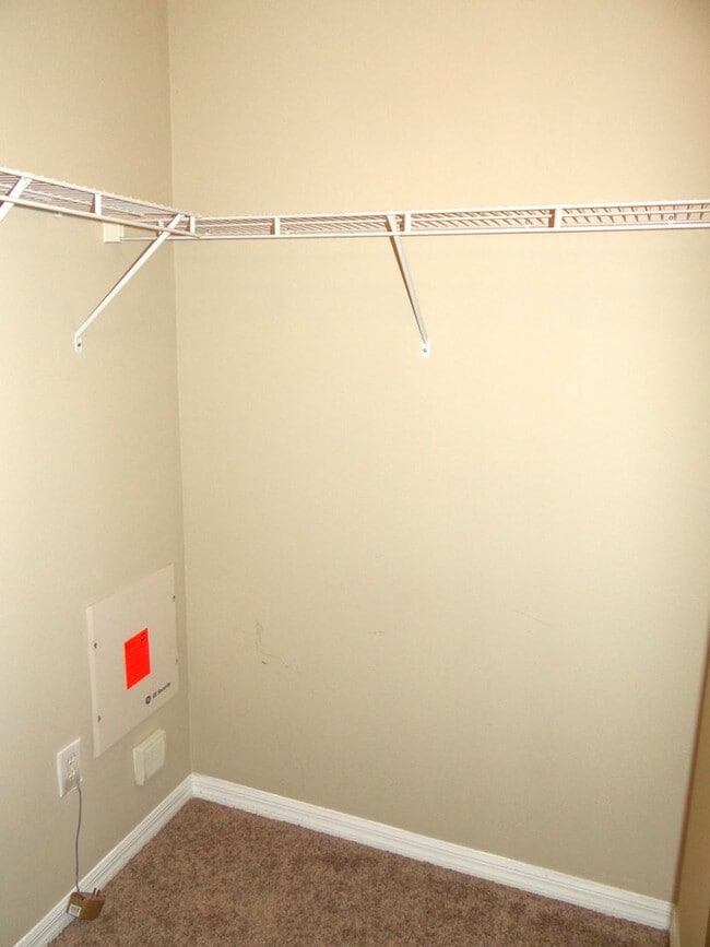 Building Photo - 3b / 2.5ba  townhome in gated community