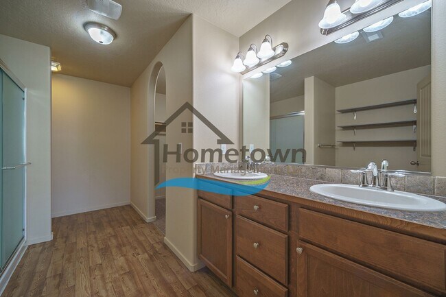 Building Photo - 3 Bedroom 2 Bathroom Home with Attached 2 ...