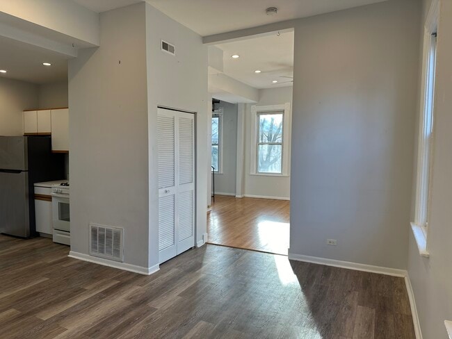 Building Photo - 2451 N Marshfield Ave