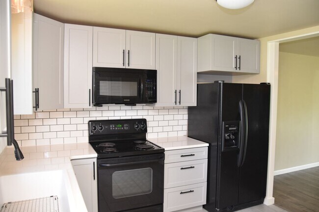 Building Photo - Updated 2 Bed 1 Bath on Large lot with Fenced Backyard and detached Garage!