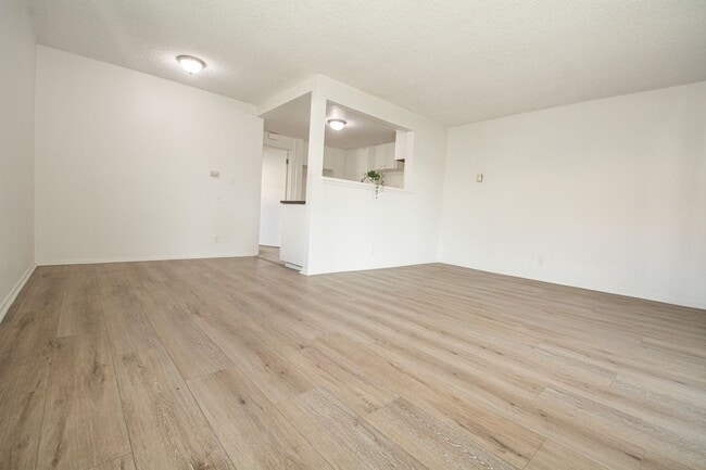 Building Photo - 1652 E Kingsley Ave