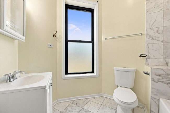 Building Photo - 4834 S Prairie Ave