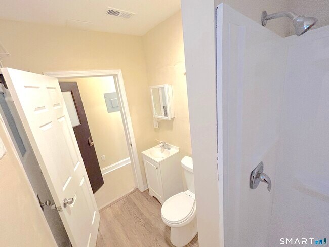 Building Photo - 77 Bank St