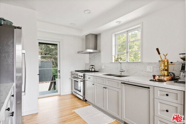 Building Photo - 8831 Lookout Mountain Ave