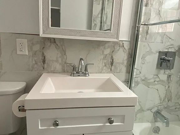 Building Photo - 2015 Hering Ave