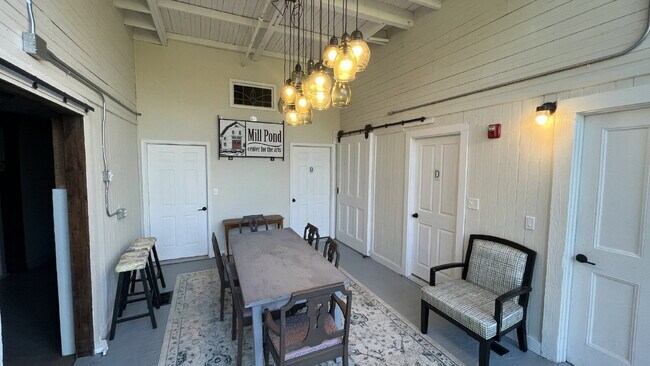 Building Photo - 13 Tavern Wy