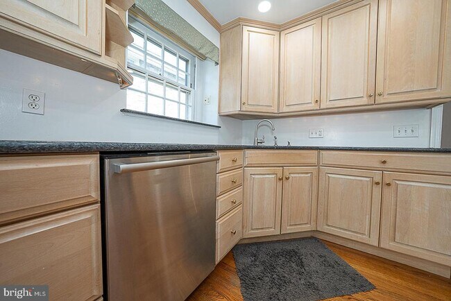 Building Photo - 714 Greythorne Rd