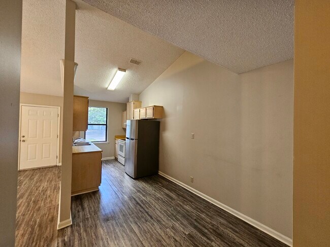 Building Photo - 108 E Lakemont Dr