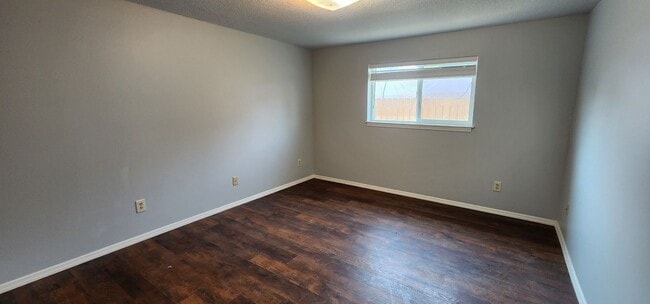 Building Photo - 3 Bedroom Home With A Large Yard
