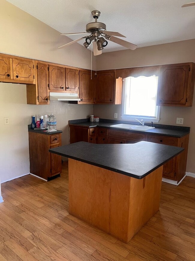 Building Photo - Two bedroom One Bath Single Family House