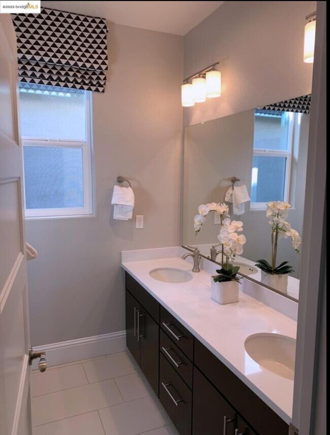 Building Photo - 807 Bamboo Dr