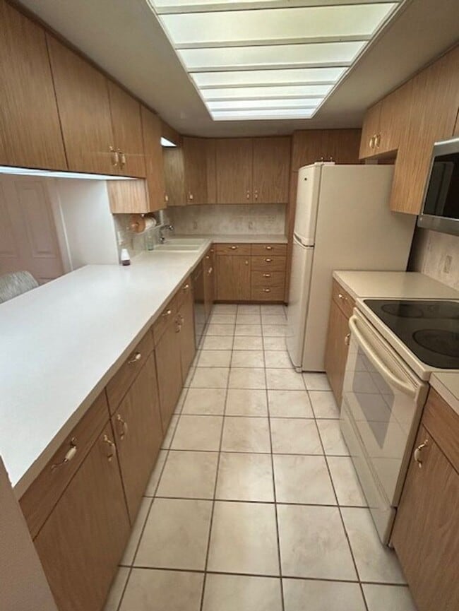 Building Photo - Spacious 3/2/2 in a quiet neighborhood available now!!