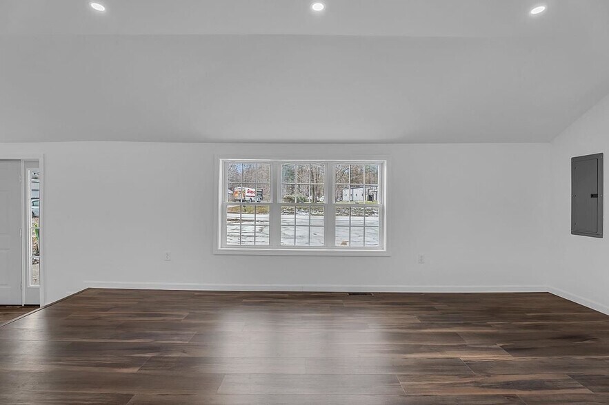 Building Photo - 297 Elm St