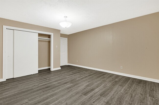 Building Photo - 305 N Live Oak St